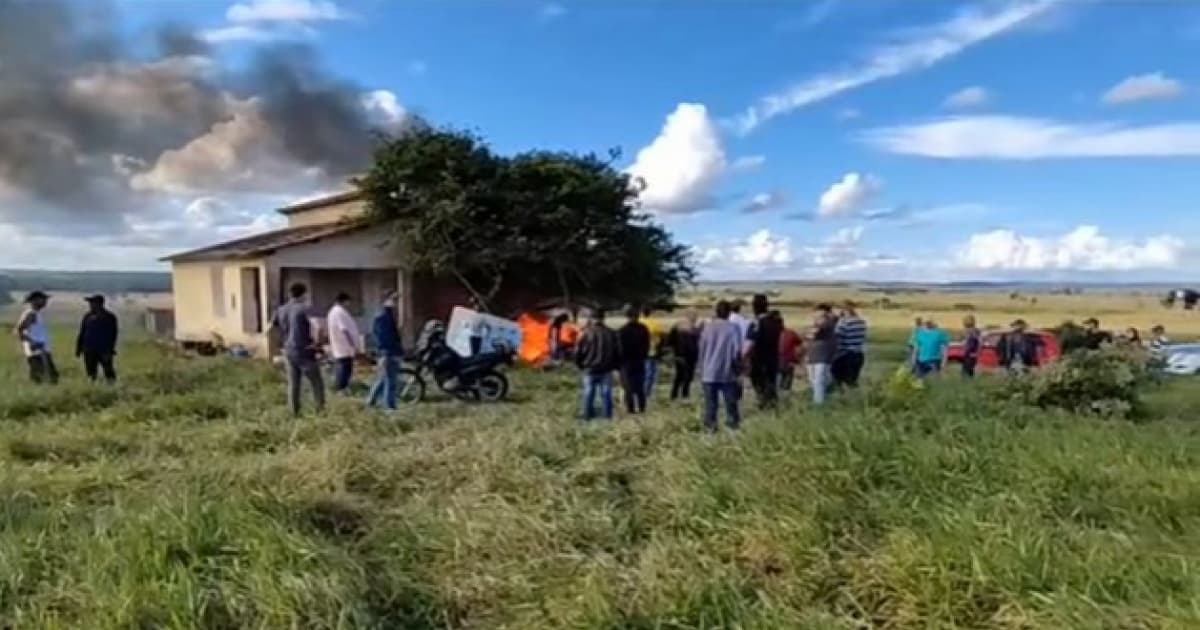 Grupo de fazendeiros ateia fogo e expulsa membros do MST de fazenda no interior baiano