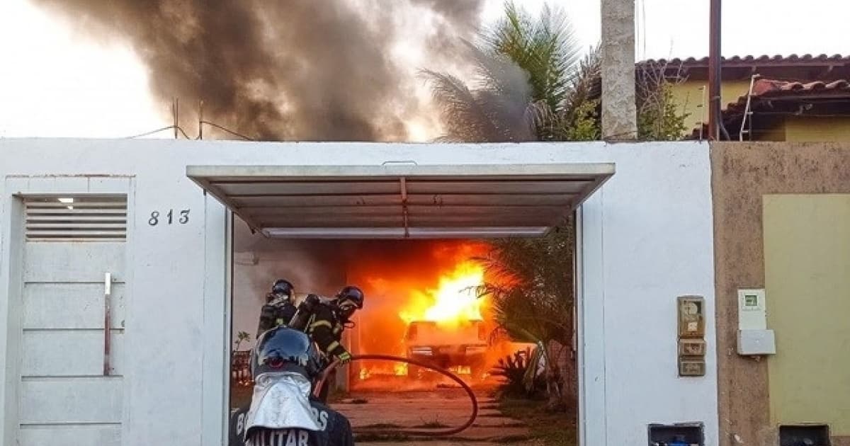 Em Barreiras, Bombeiros controlam incêndio em veículo
