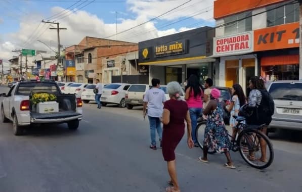 Moradores fazem cortejo em ruas de cidade baiana para se despedir de cachorro 