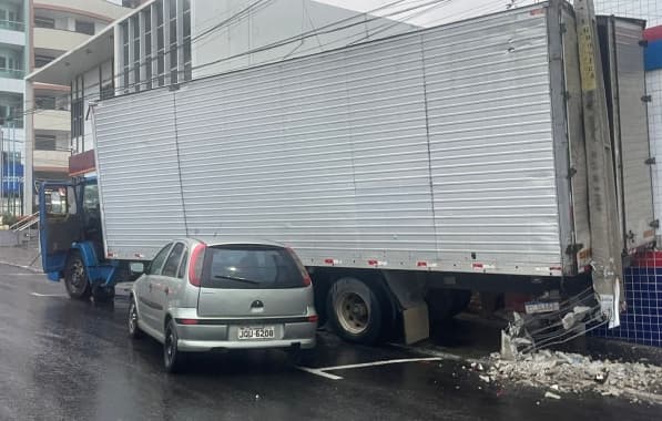 Caminhão desgovernado atinge carro e poste no Centro Jequié