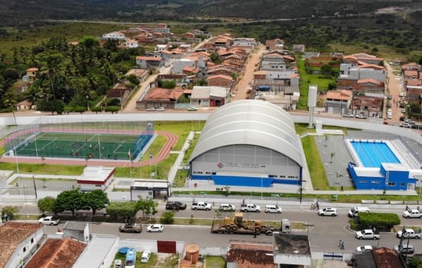 Jerônimo inaugura complexo poliesportivo e ampliação de colégio de tempo integral em Entre Rios