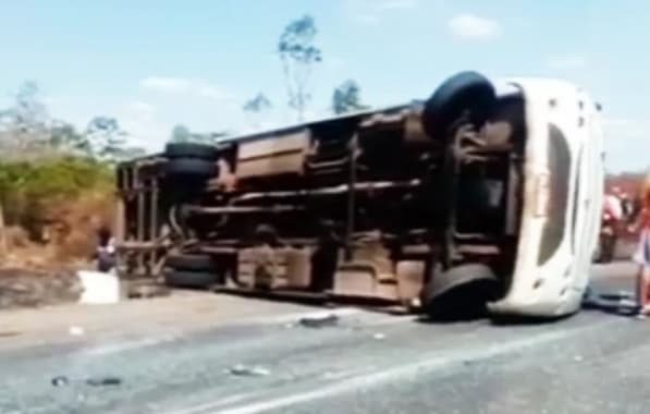 Micro-ônibus de acidente que deixou 1 pessoa morta e 19 feridas fazia transporte irregular, diz Agerba