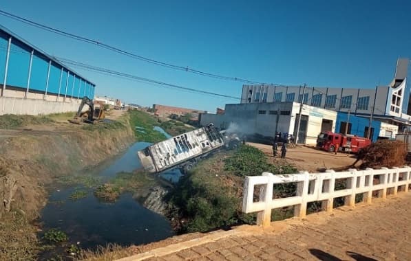Caminhão pega fogo e motorista joga veículo em canal para tentar conter chamas; caso ocorreu em Juazeiro