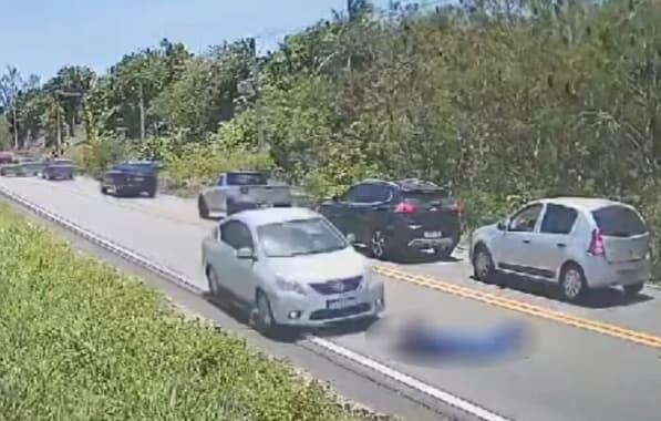 Jovem é atropelado por carro após cair de moto em pista na Bahia
