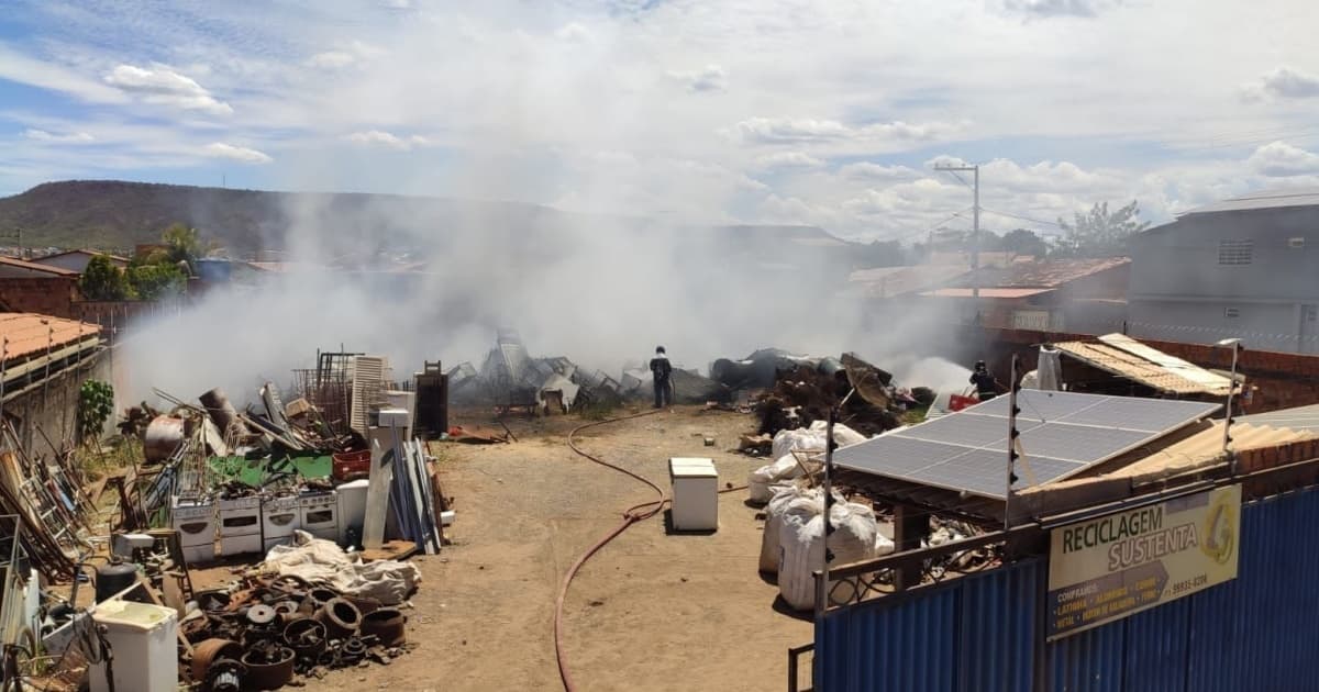 Empresa de reciclagem pega fogo em Barreiras; queimada em local vizinho causou incêndio
