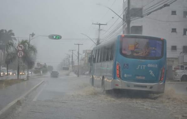 Chuva arrasta veículos em Vitória da Conquista; Jequié ficou sem energia após ventania
