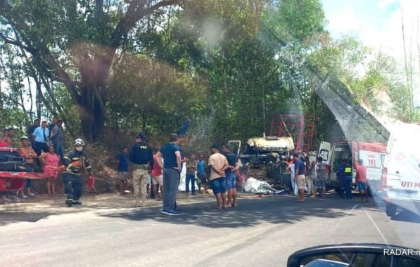 Colisão entre carretas deixa dois mortos na BR-101 em Itabela