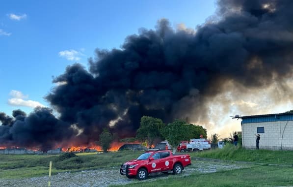 Incêndio atinge depósito clandestino de plástico em Camaçari; dezenas de imóveis foram evacuados na região 
