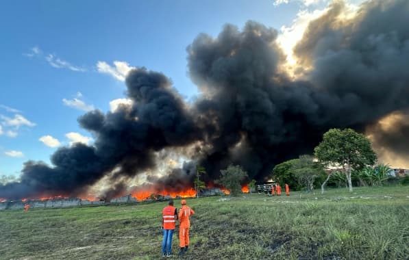 Após horas de combate, bombeiros conseguem controlar incêndio que destruiu depósito em Camaçari