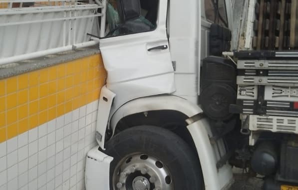Caminhão desgovernado atinge supermercado no Recôncavo baiano