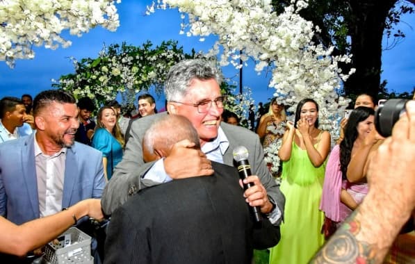 O amor está no ar! Casamento coletivo une 150 casais em Porto Seguro