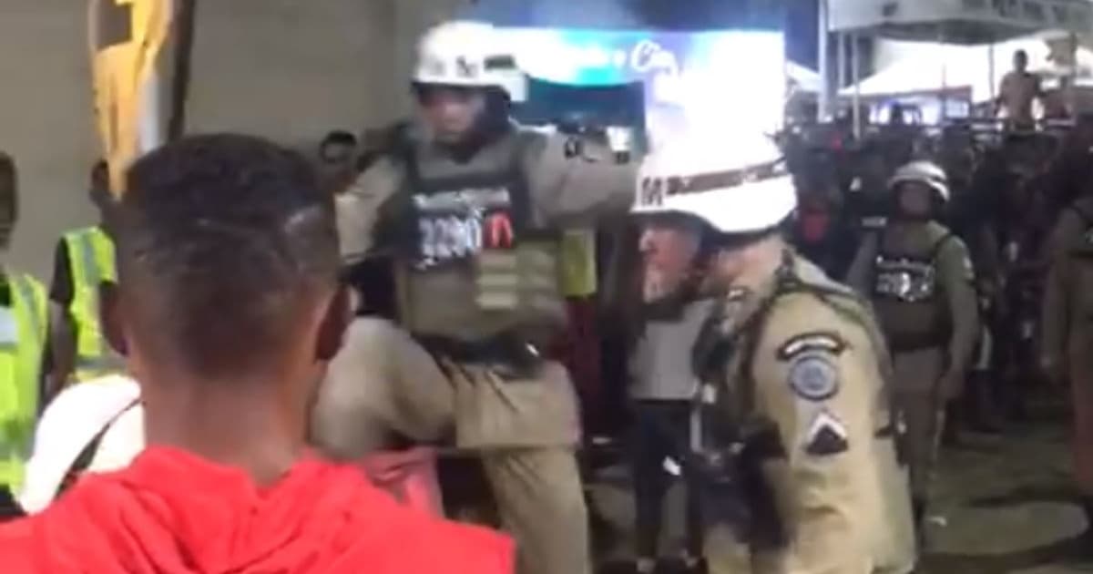 VÍDEO: Homem "bota a base" na frente de PM e recebe voadora durante carnaval na Bahia