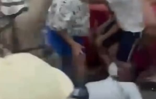 VÍDEO: Ex-prefeita e vereador são agredidos por PMs durante carnaval no interior baiano 