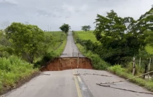 Cratera é aberta e trecho de rodovia segue interditado no Recôncavo após fortes chuvas