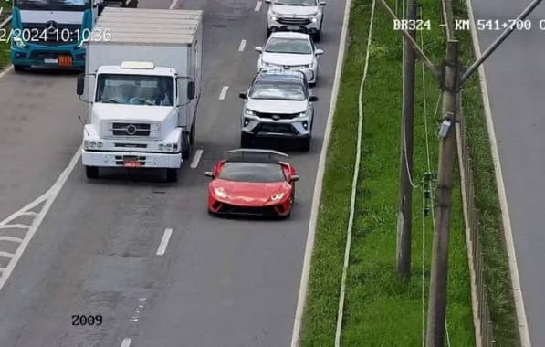 Lamborghini é interceptada pela PRF por não pagamento de pedágio; condutor não possuia CNH