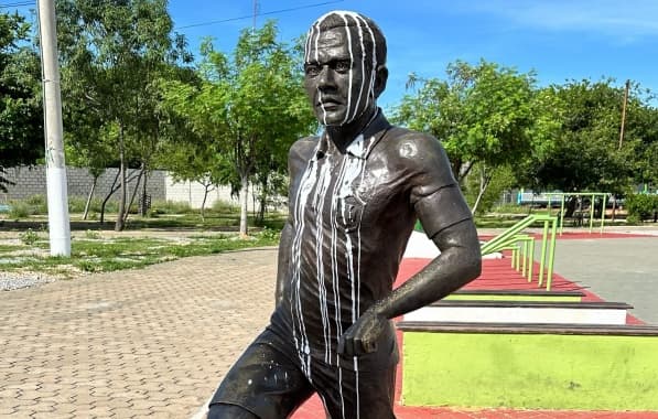 Em Juazeiro, estátua de Daniel Alves amanhece pichada 