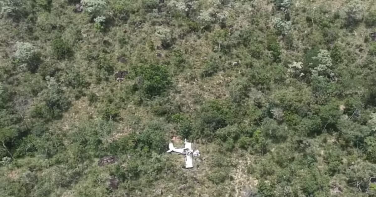 Avião com três pessoas a bordo cai em região de mata fechada na cidade de Barreiras