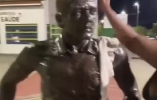 Prima de Daniel Alves limpa estátua de atleta; obra em Juazeiro voltou a ser questionada com condenação de ex-jogador