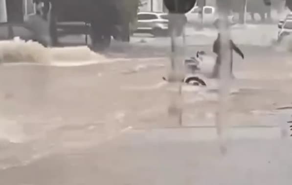 Chuva no Sudoeste baiano alaga escola e arrasta motociclista em enxurrada 