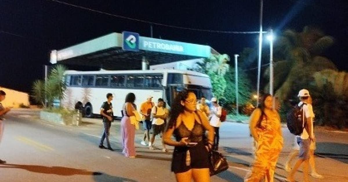 Estudantes voltam para casa a pé após ônibus universitário quebrar no sul baiano 