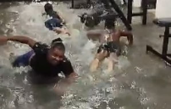 Moradores “nadam” em academia e carros ficam ilhados durante chuvas no interior baiano