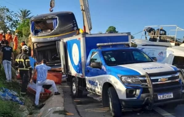 Vítimas de acidente com ônibus na Bahia começam a ser identificadas
