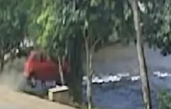 Motorista perde controle de direção e carro cai dentro de rio na Bahia