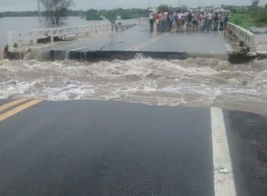Riachão do Jacuípe: Chuva rompe ponte, transborda rios e alaga bairros