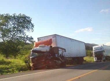 Sudoeste: Colisão entre van e carretas deixa 2 mortos na BR-116