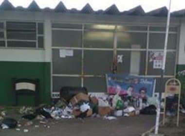 Potiraguá: Funcionários municipais em greve jogam lixo na porta da prefeitura