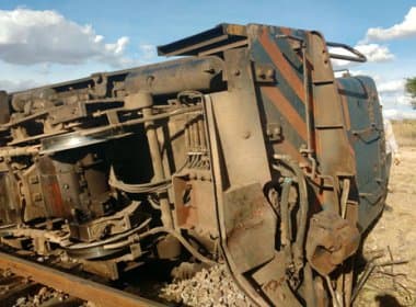 Santaluz: Trem sai dos trilhos e tomba em zona rural