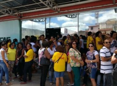 Feira: Professores grevistas ocupam prédio e exigem presença de prefeito
