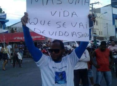  Candeias: Moradores protestam em frente à casa de prefeito após morte de paciente