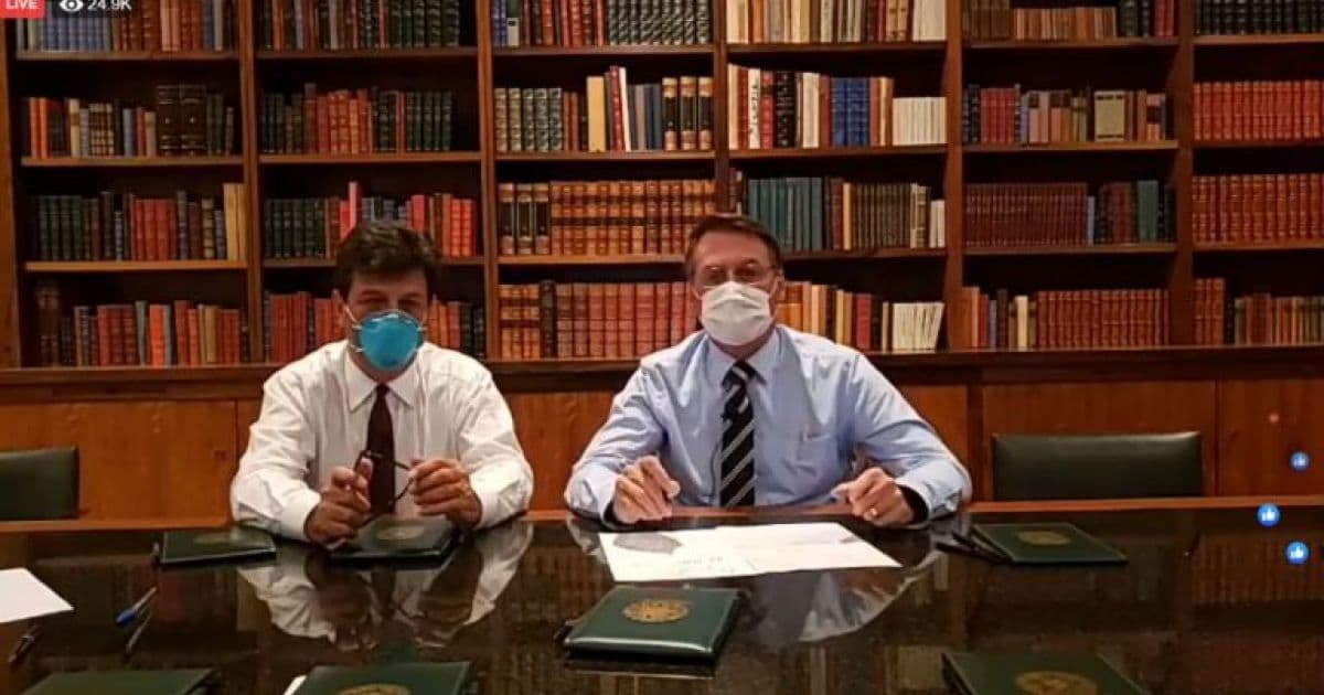 Com máscara em 'live', Bolsonaro se torna personagem da própria 'fantasia'