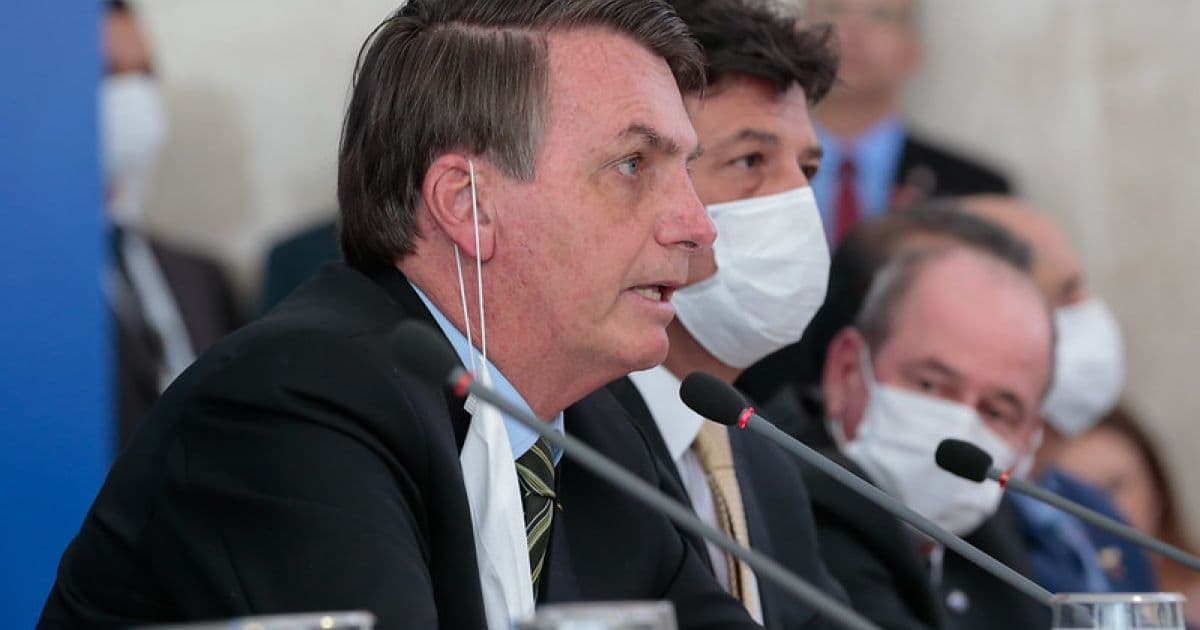 Bolsonaro brinca com crise na saúde e ainda pede elogio 