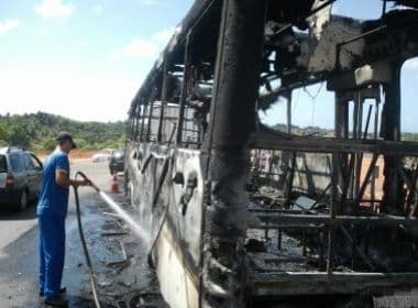 Ônibus escolar é incendiado na Cia Aeroporto 