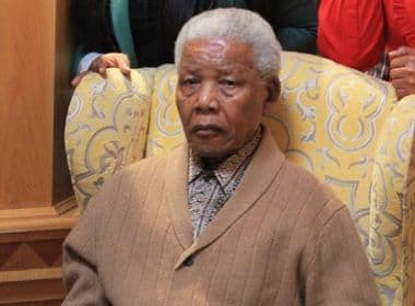 Nelson Mandela está recuperado de cirurgia e infecção pulmonar, diz governo 