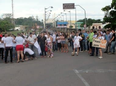 Divulgadores da Telexfree fazem protesto e fecham trânsito em Rio Branco