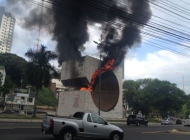 Incêndio atinge monumento a Clériston Andrade, na Av. Garibaldi