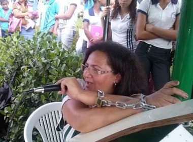 Una: Professora completa 24h acorrentada em lixeira em frente à prefeitura