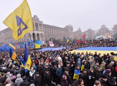 Ucranianos protestam contra decisão do governo de suspender negociações com a União Europeia