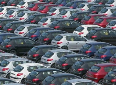 Venda de carros cai pela primeira vez em dez anos