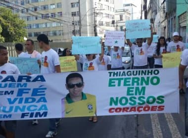 Amigos e familiares de jovem morto em Itapuã realizam protesto 