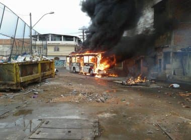 Familiares de menino baleado queimam ônibus na Cidade Baixa; trânsito está bloqueado