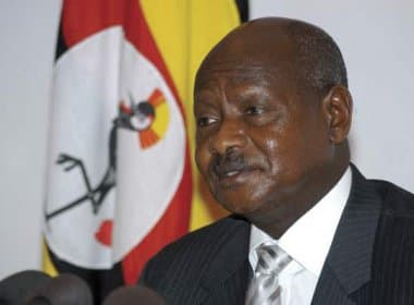 Presidente de Uganda promulga lei antigay que prevê prisão perpétua a reincidentes