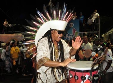 Carlinhos Brown &#039;comanda&#039; percussão do bloco Apaches do Tororó