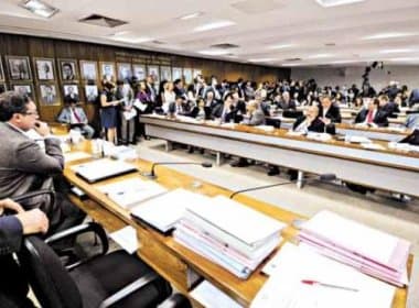 CCJ do Senado aprova PEC que obriga renúncia a governantes dispostos à reeleição
