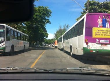 Lauro de Freitas: Rua é usada como garagem para ônibus 