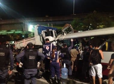 Mais de dez morrem após colisão entre caminhão e micro-ônibus em Manaus