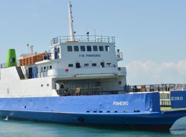Ferry boat Pinheiro para durante trajeto e passageiros são transferidos para outra balsa